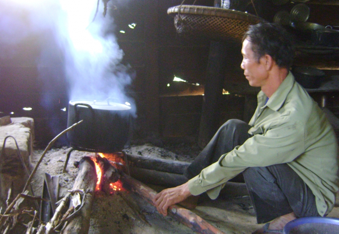 Mặc dù đã góp vốn kéo điện về nhà nhưng nhiều gia đình  ở xã Cư Elang vẫn thường xuyên nấu cơm, nước bằng bếp củi.