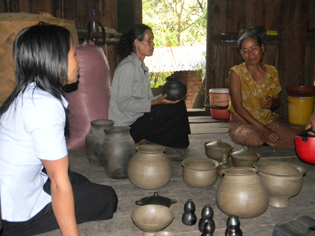 Nhiều người dân buôn Dơng Băk luôn tâm huyết với nghề gốm cổ truyền  mà ông bà mình để lại.