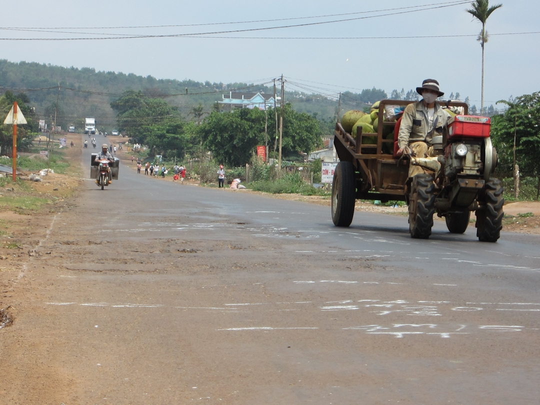 Xe máy cày tay lưu thông trên Quốc lộ 14. đoạn qua địa bàn huyện Krông Buk.