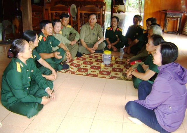 Hội viên Chi hội CCB thôn 2 thăm hỏi, trò chuyện với hội viên chi hội buôn kết nghĩa - buôn Dung A (xã Ea Khăl, huyện Ea H’leo).