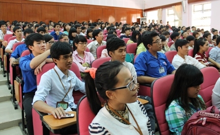 Đông đảo học sinh, sinh viên của Trường Đại học Tây Nguyên tham gia buổi nói chuyện. 