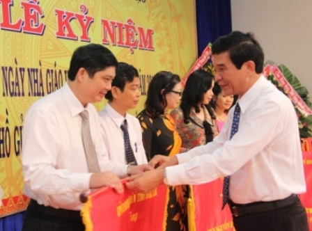 Phó Bí thư Tỉnh ủy, Chủ tịch UBND tỉnh Hoàng Trọng Hải tặng Cờ thi đua các đơn vị 