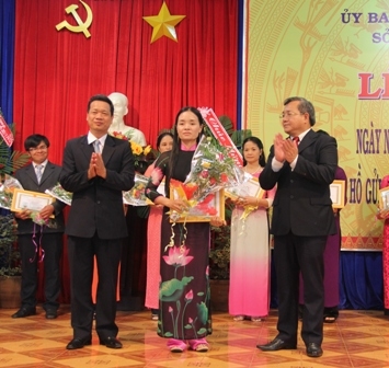 Lãnh đạo Sở GD-ĐT và Công đoàn ngành Giáo dục tỉnh Dak Lak trao Bằng khen và biểu trưng tặng các Nhà giáo tiêu biểu giia đoạn 2008-2013