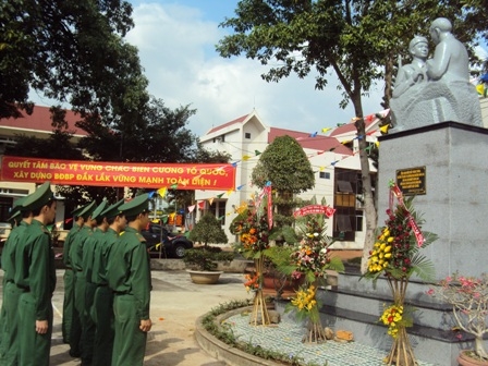 Chiến sĩ biên phòng hạ quyết tâm trước Tượng đài Bác