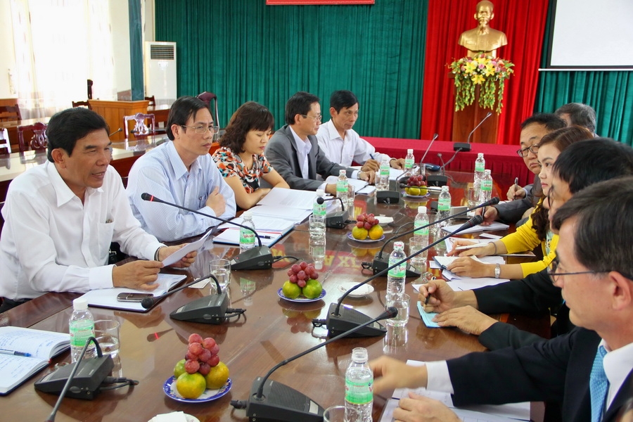 Chủ tịch UBND tỉnh Dak Lak, Hoàng Trọng Hải (trái) phát biểu tại buổi làm việc