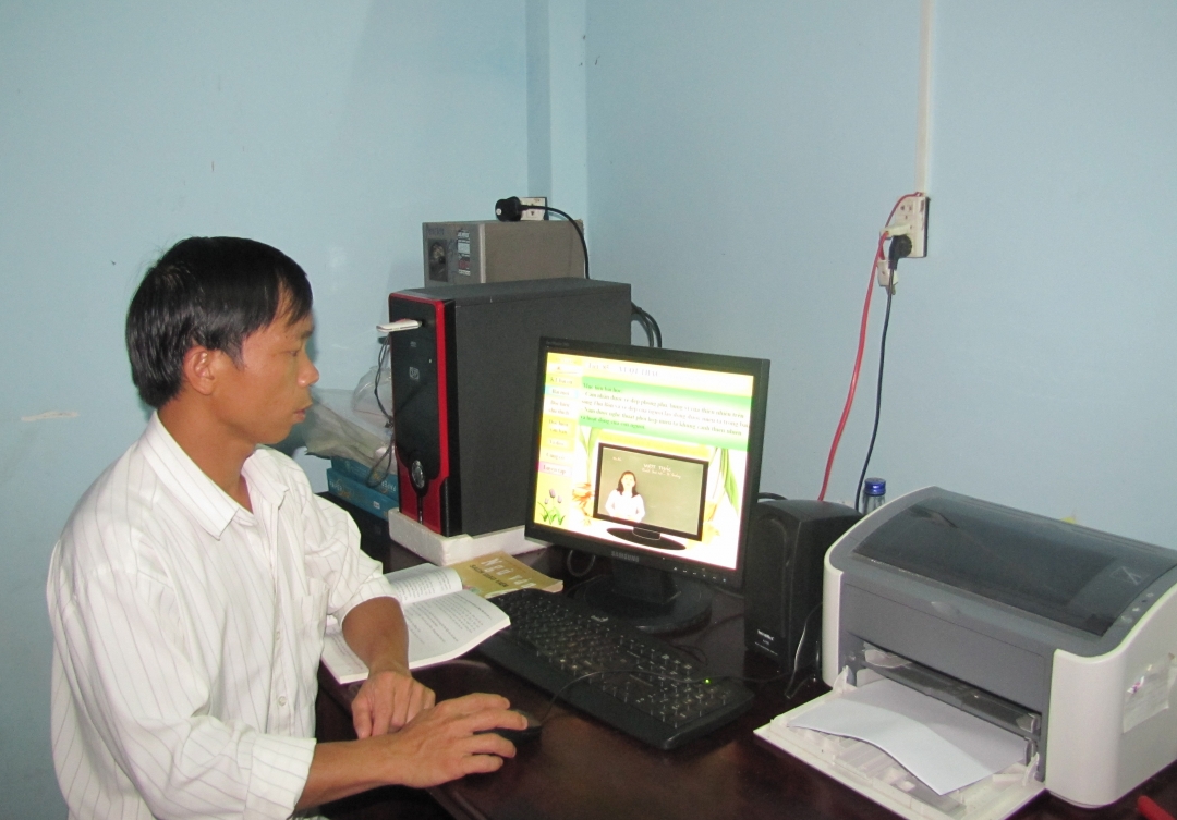   Thầy giáo trẻ Nguyễn Hữu Hiệp soạn giáo án điện tử  phục vụ công tác chuyên môn.