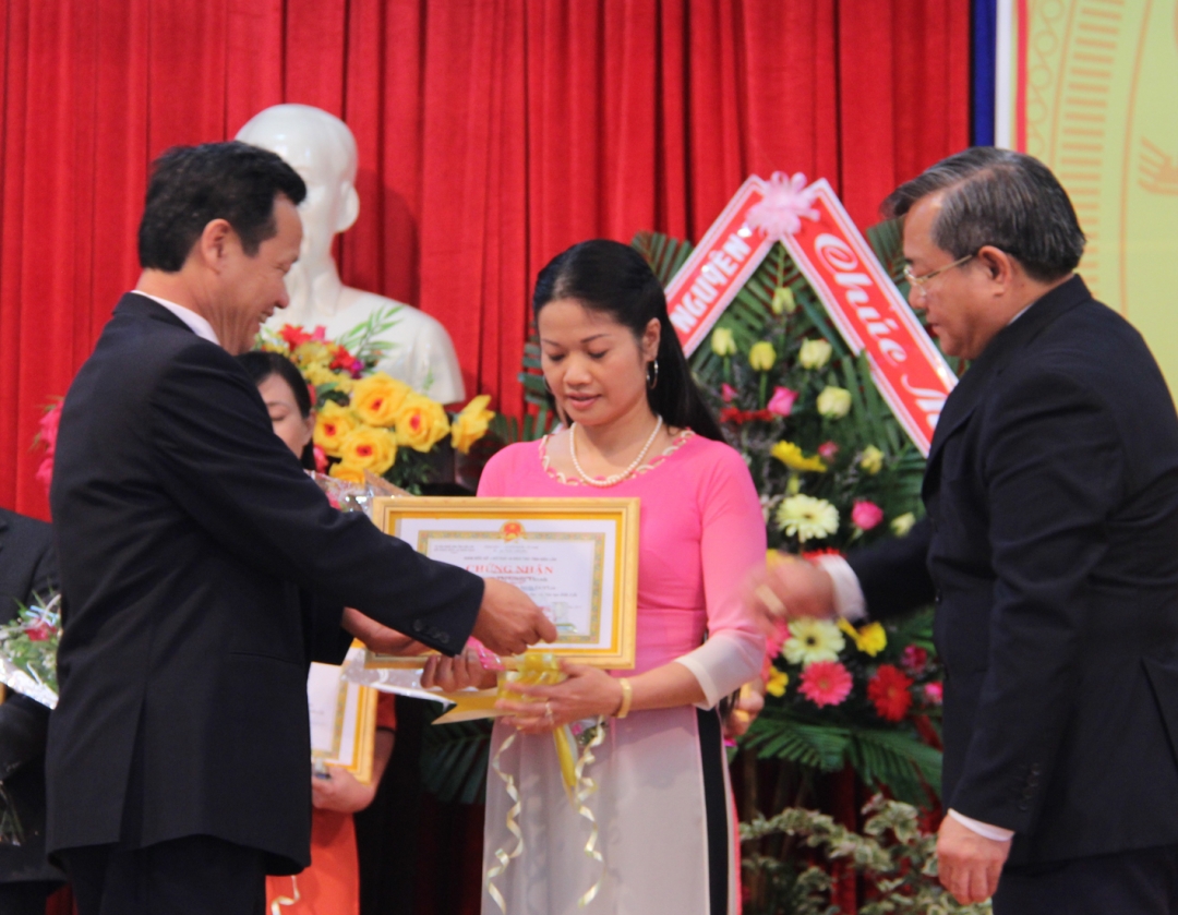 Với những đóng góp cho ngành, cô Phạm Thị Giang Thanh vinh dự  nhận Bằng khen và biểu trưng Giáo viên tiêu biểu giai đoạn 2012-2013.