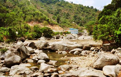 Thủy điện Buôn Tua Sarh ngăn dòng khiến hạ lưu khô kiệt.