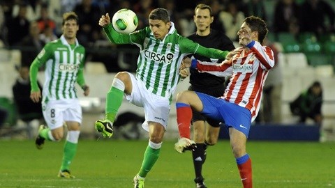 Những cuộc đối đầu giữa Sevilla và Betis (trái) luôn căng thẳng và kịch tính