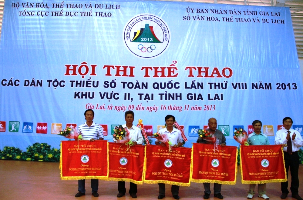 Các đoàn đạt thành tích xuất sắc nhận cờ của Ban tổ chức.