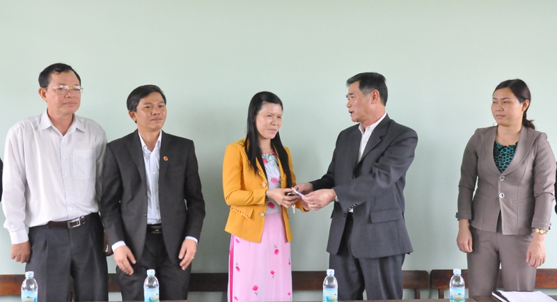 Đồng chí Cao Đức Khiêm trao chìa khóa lớp học và quà tặng Trường Mầm non Hoa Anh đào