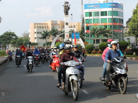 ...và người diễu hành hưởng ứng Tháng hành động quốc gia phòng chống HIV/AIDS năm 2013.
