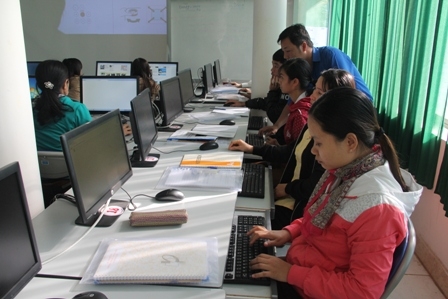 Học viên làm quen với máy tính...