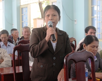 Cử tri thôn 6, xã Hòa Phú nêu lên tình trạng ô nhiễm môi trường trên địa bàn ảnh hưởng đến đời sống của nhân dân. Ảnh: N.X