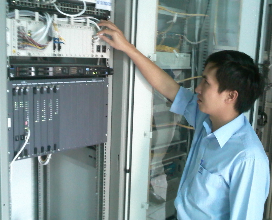 Nhân viên Phòng Công nghệ thông tin (Công ty Điện lực Dak Lak) kiểm tra thiết bị truyền dẫn.