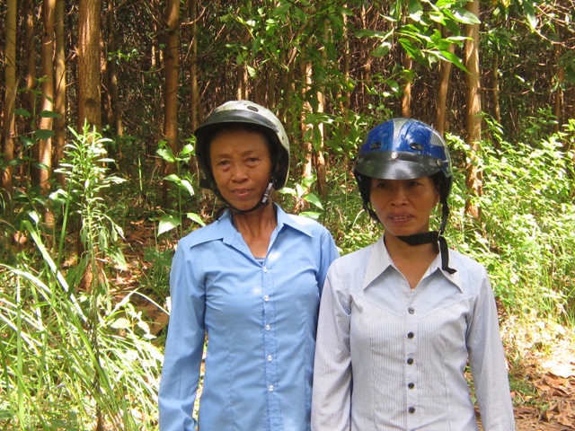 Chị Nguyễn Thị Khuyến (bìa trái).