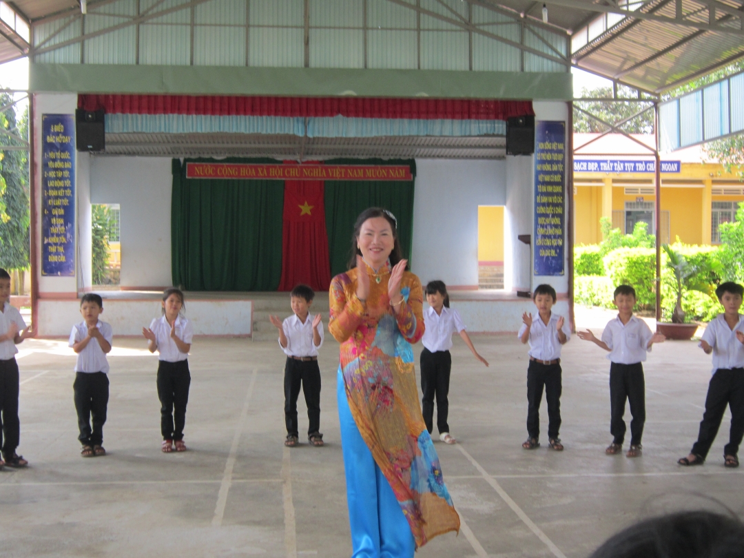 Cô Phạm Thị Nguyệt đang hướng dẫn học sinh múa hát.