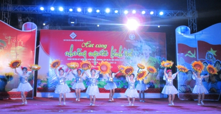 Tiết mục biểu diễn của các em Nhóm múa tuổi thơ.
