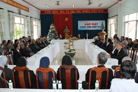 Các chức sắc, chức việc đạo Công giáo và Tin Lành tham dự buổi gặp mặt.