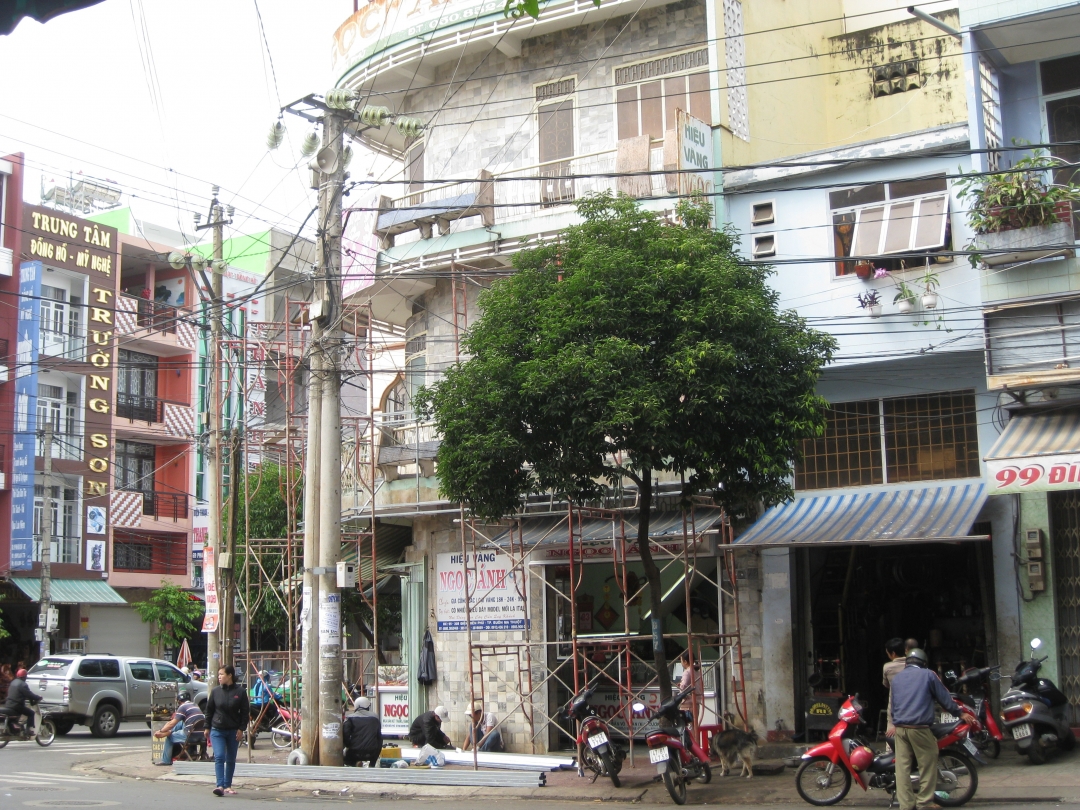        Giàn giáo xây dựng trước  số nhà 95 Điện Biên Phủ  nơi anh Nhỏ  bị  tai nạn.
