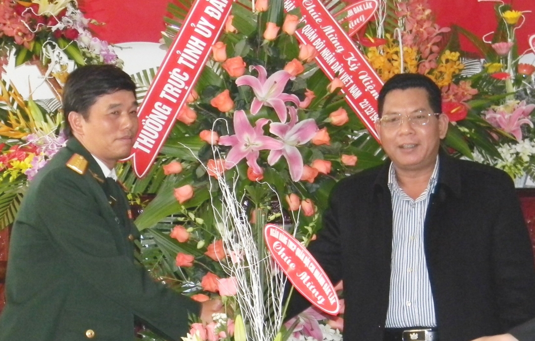 Đồng chí Niê Thuật tặng hoa cán bộ chiến sỹ Bộ Chỉ huy Quân sự tỉnh nhân dịp 22-12 