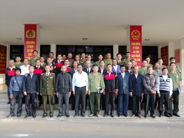 Lãnh đạo Công an tỉnh chụp ảnh lưu niệm cùng các già làng,  mục sư, người có uy tín.