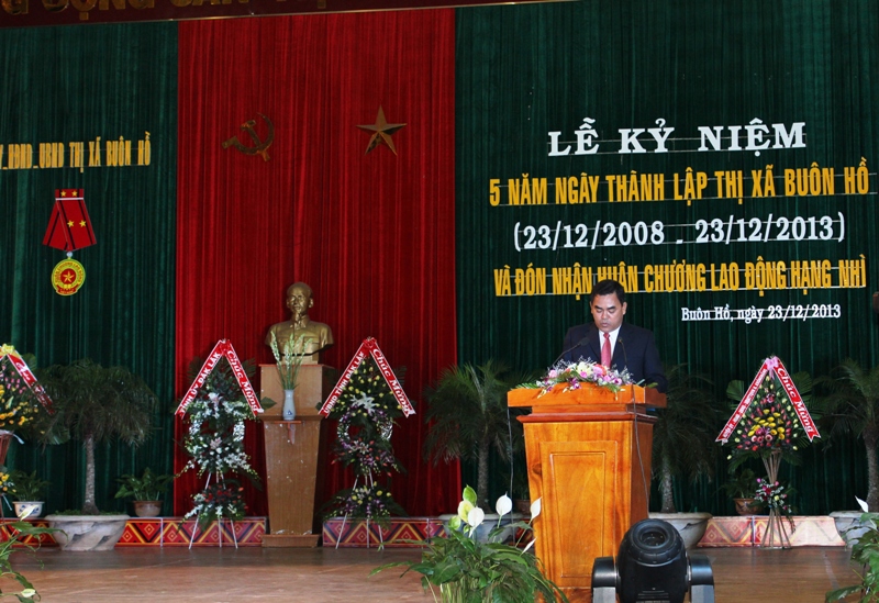 Đồng chí Y Biêr Niê, Bí thư thị uỷ Buôn Hồ khai mạc buổi lễ 	