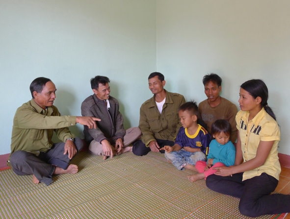 Già làng Y Săn M’lô (người ngoài cùng bìa trái) tham gia buổi hòa giải trong buôn Kmang.