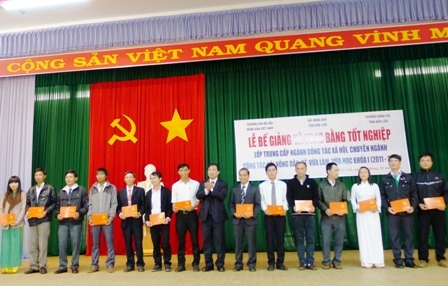 Các học viên nhận Bằng Tốt nghiệp