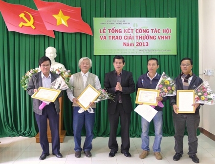 Tặng thưởng các tác giả có tác phẩm đoạt giải A 
