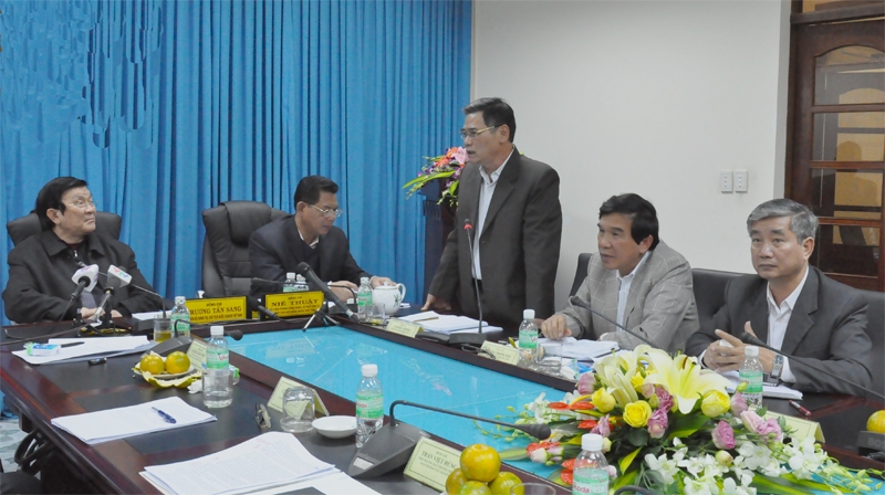 Phó Bí thư Thường trực Tỉnh ủy Cao Đức Khiêm trình bày những khó khăn của địa phương với Chủ tịch nước và Đoàn công tác