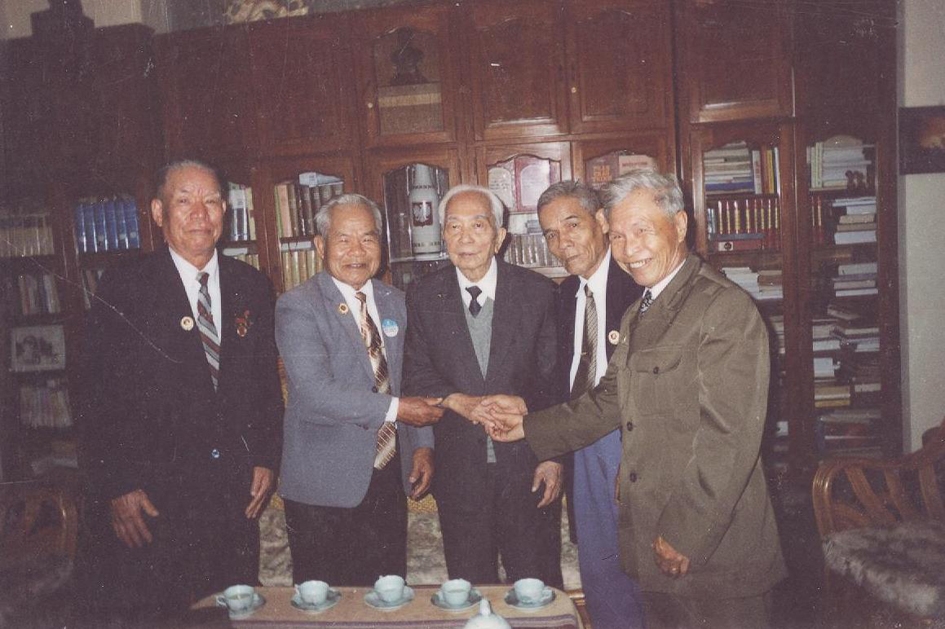 Năm 2004, ông Nguyễn Xuân Toản (thứ hai từ trái sang) cùng một số đồng đội  một lần nữa được gặp Đại tướng Võ Nguyên Giáp tại Hà Nội.