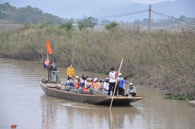 Học sinh thôn Ea Chai đang phải đến trường bằng những chuyến đò  không bảo đảm  an toàn.