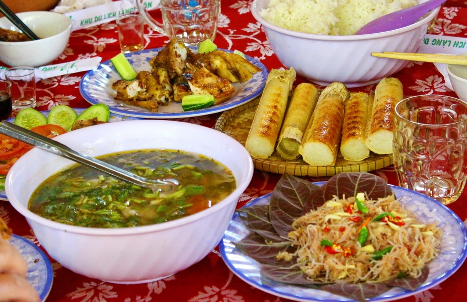 cơm lam, gà nướng, canh chua cá lăng sông Sêrêpôk... luôn tạo được ấn tượng với du khách