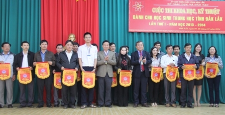 Lãnh đạo Sở GD-ĐT tặng Cờ các đơn vị tham gia
