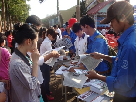 Học sinh tỉnh Dak Lak tìm hiểu thông tin  tuyển sinh đại học, cao đẳng