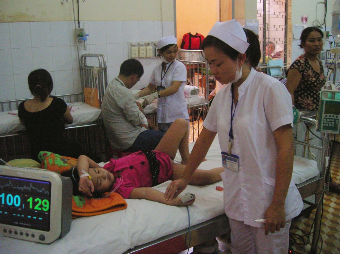 Trẻ bị sốt xuất huyết điều trị tại Bệnh viện Đa khoa tỉnh.