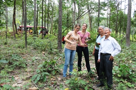 Tiến sĩ khoa học Đặng Huy Huỳnh (người đứng ngoàii cùng bên phải) tham quan, khảo sát hệ sinh thái rừng khộp ở Vườn Quốc gia Yok Đôn