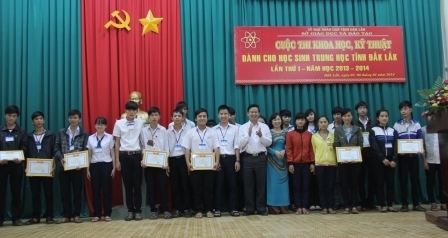 Đại diện lãnh đạo Sở GD-ĐT và Sở Khoa học Công nghệ trao Giấy chứng nhận các dự án đoạt giải Ba