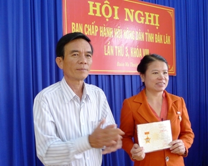 Tặng kỷ niệm chương