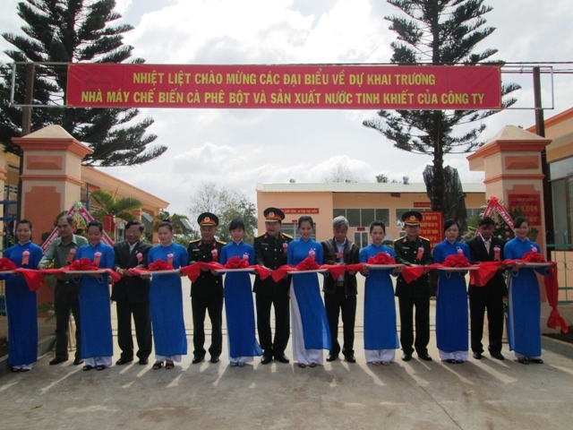 Các đại biểu cắt băng khai trương công trình