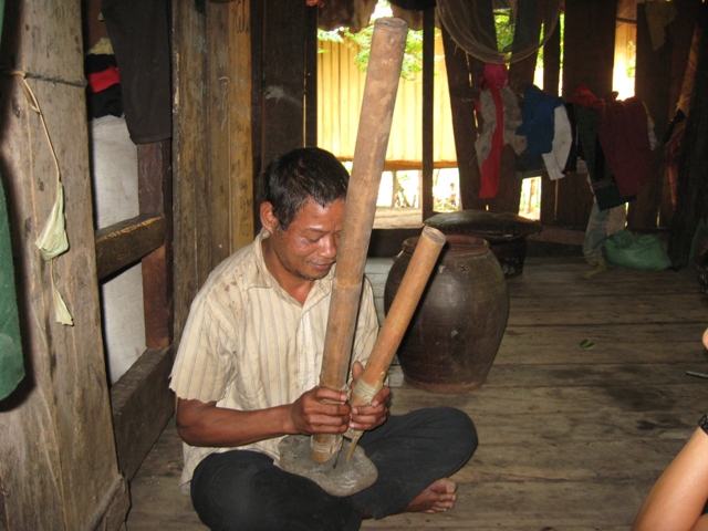 Ông Hồ Chắt, người Mày, bản Ka Ai (Dân Hóa, Minh Hóa) đang đọc lời khấn trong lễ cúng cơm mới.