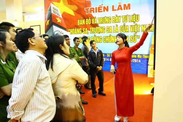 Đông đảo du khách tham quan Triển lãm.