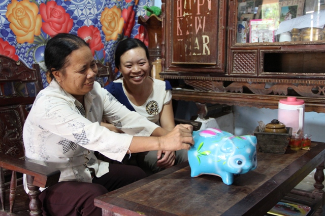 Bà Nguyễn Thị Hảo (trái), chị Trần Thị Đượm cũng như nhiều hội viên của Chi hội Phụ nữ thôn Mê Linh 2 thường xuyên 