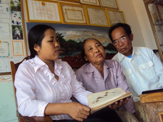 Gia đình Liệt sĩ Vũ Quang Chương đọc lại lá thư cuối cùng của anh.