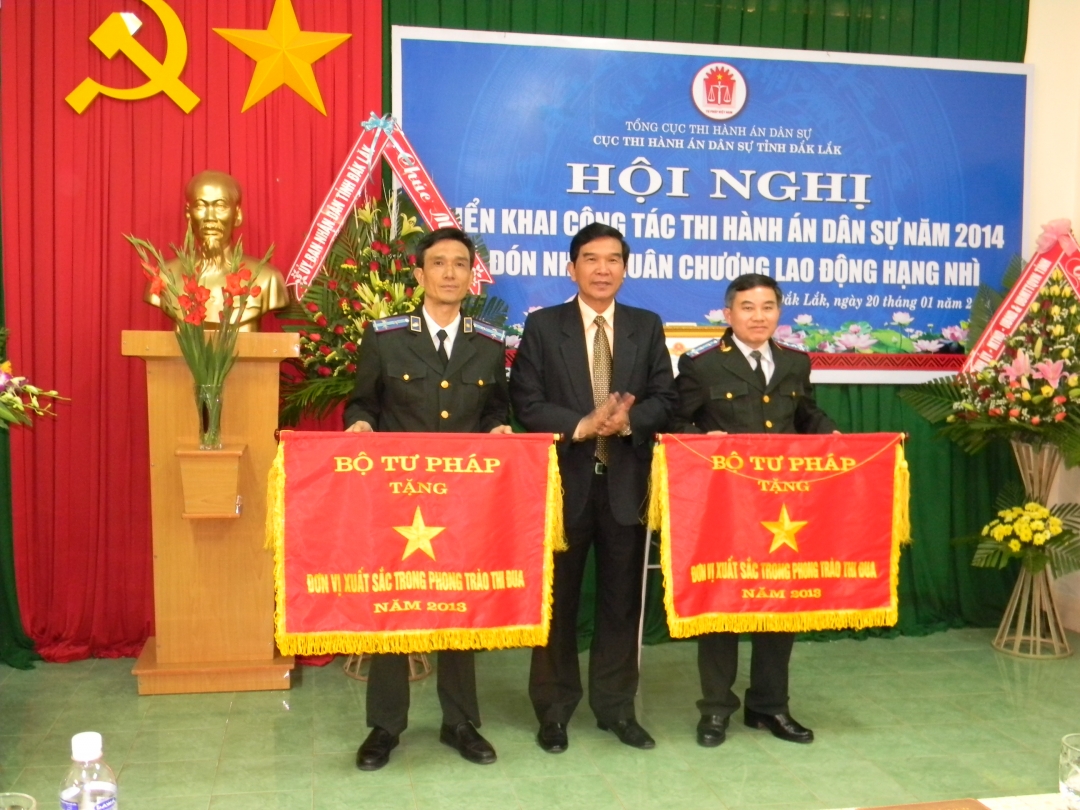 Đồng chí Hoàng Trọng Hải trao tặng Cờ thi đua xuất sắc cho Cục Thi hành án dân dự tỉnh và Chi cục Thi hành án TP. Buôn Ma Thuột
