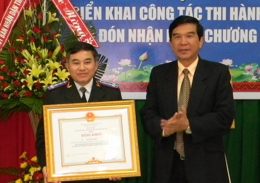 Ông Bùi Đăng Thủy, Cục trưởng Cục Thi hành án dân sự Dak Lak cũng vi dự được Thủ tướng Chính phủ tặng Bằng khen.