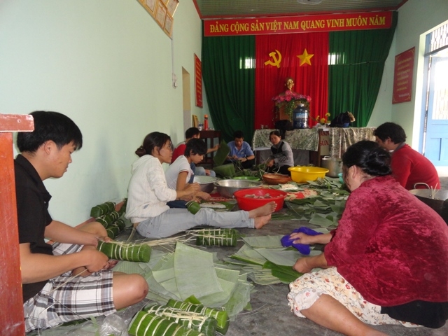 Cùng gói bánh tặng người nghèo ăn Tết.