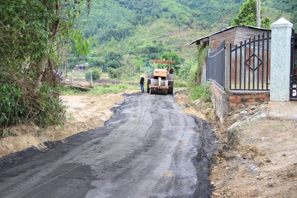 Làm đường giao thông nông thôn ở xã Buôn Triết, huyện Lak - Ảnh: H.G