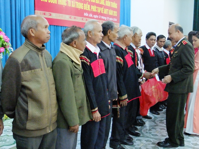 Thiếu tướng Trần Kỳ Rơi tặng quà các đại biểu nhân hội nghị gặp mặt
